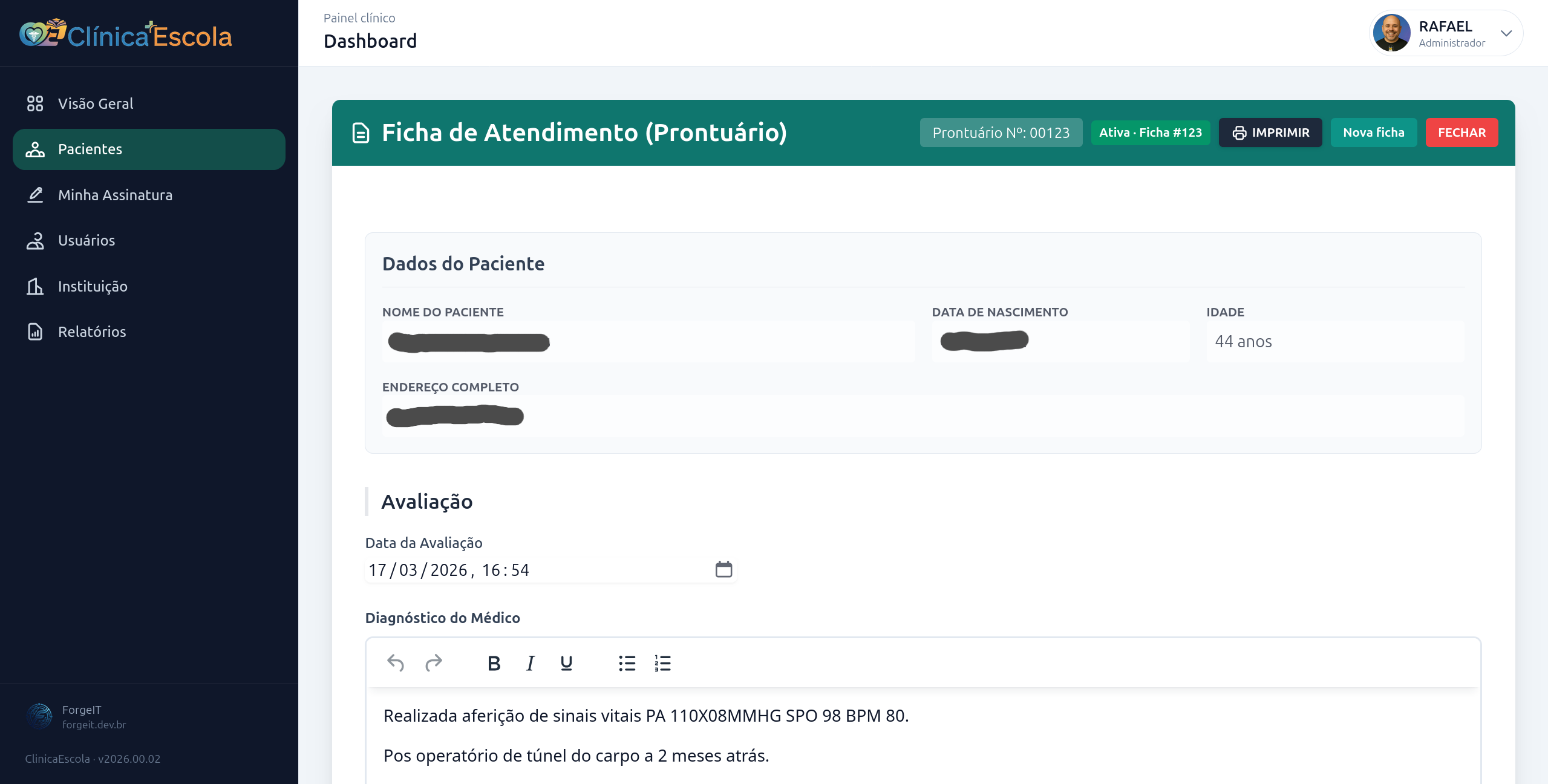 Ficha de atendimento com dados do paciente e diagnóstico em editor rico
